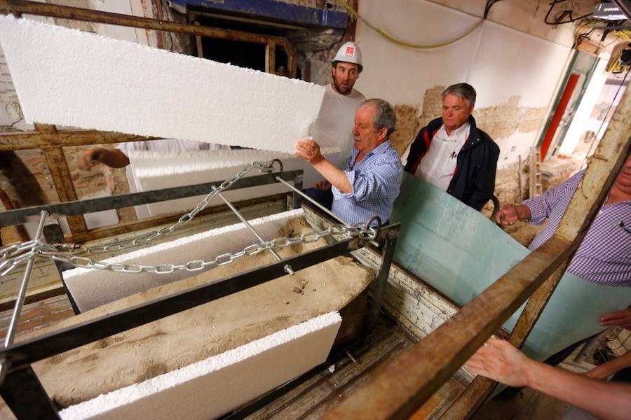 Trasladan el sarcófago romano encontrado en el edificio de Villamena de Granada