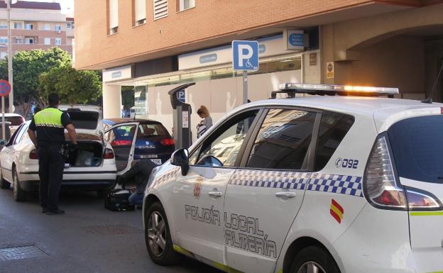 Entran en prácticas 14 policías locales y una decena de bomberos en Almería