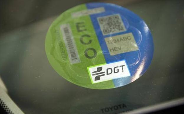 Aviso por una pegatinas de la DGT defectuosas