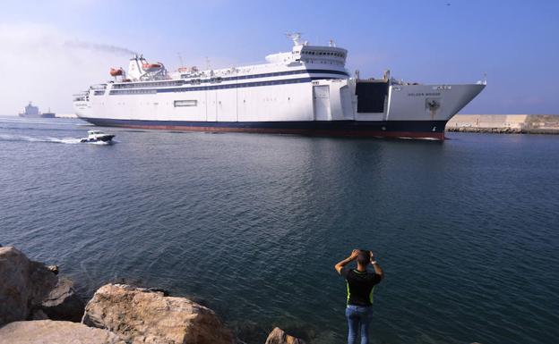 El 'Golden Bridge', el nuevo barco que irá a Melilla, ya está en el puerto de Motril