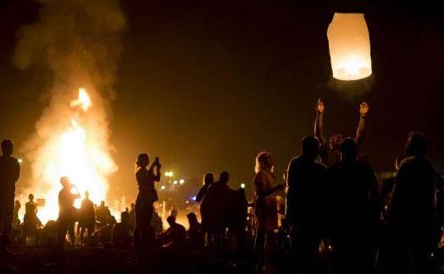 Fuego, música y rituales para vivir la noche mágica de San Juan en la Costa Tropical