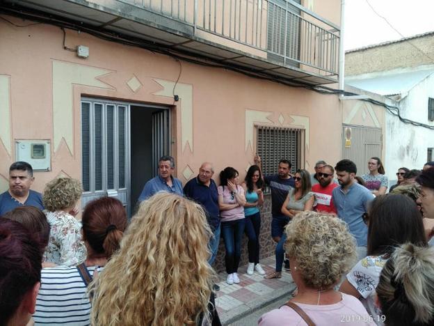 Tratan de frenar un desahucio en Villatorres «por 1.900 euros»