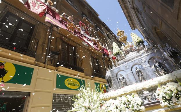 El Corpus engalana Granada