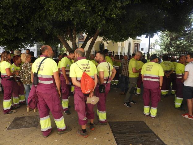 USO y trabajadores del servicio de limpieza urbana protestan por el despido 'ilegal' de una compañera