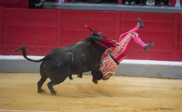 Momentos de angustia con una cogida de El Fandi