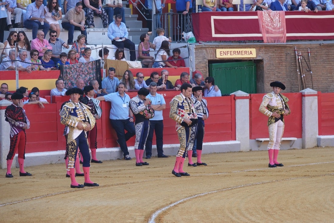 Encuéntrate en las gradas del coso de Granada en la tarde del Corpus