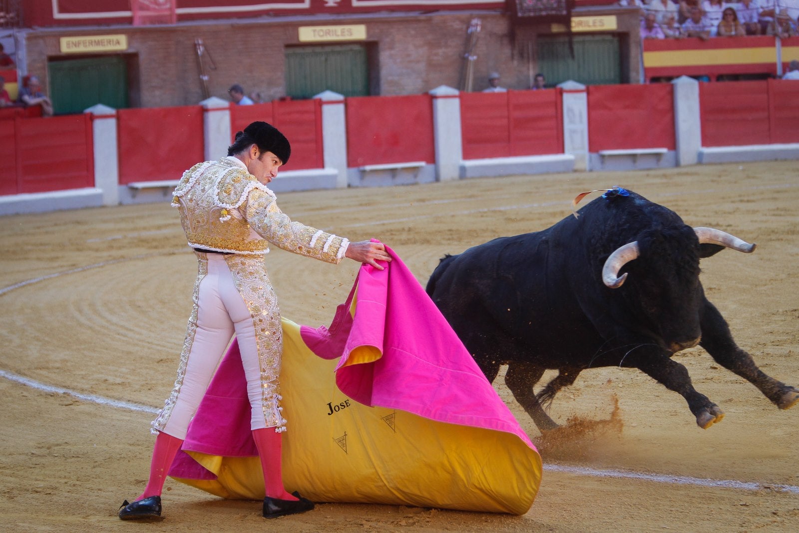 La tarde de toros del Jueves en Granada, en imágenes