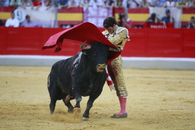 José Tomás, la suerte de la granadina, prodigio de pulso, quietud y temple