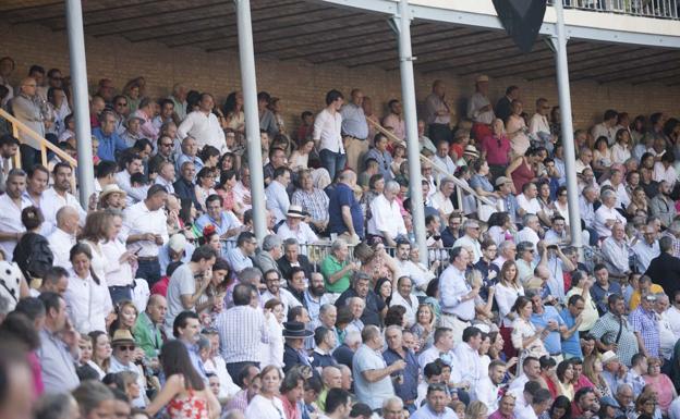 Lleno en las gradas de la plaza para ver al diestro de Galapagar