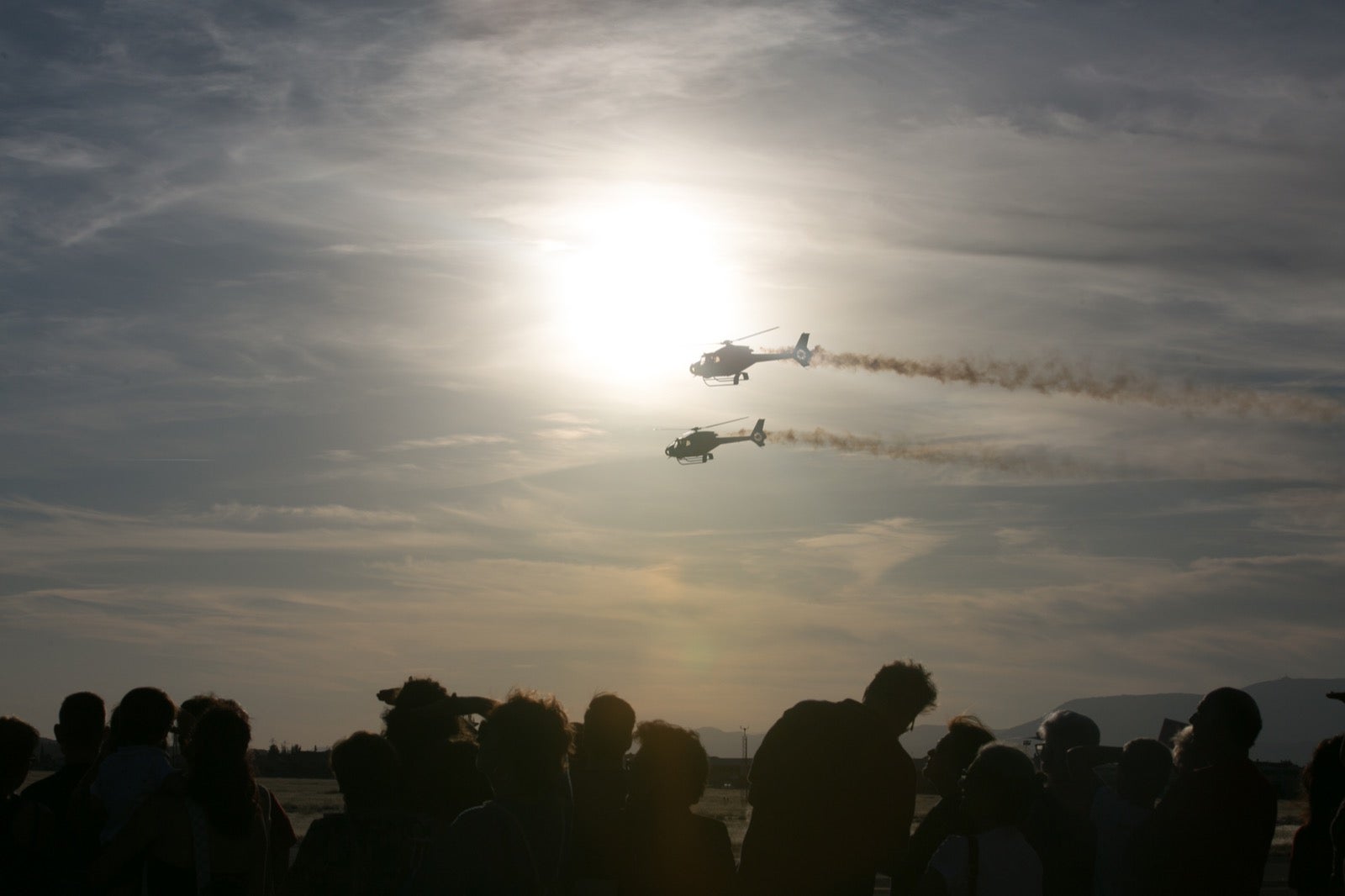Las acrobacias aéreas de la Patrulla Aspa en el FEX emocionan a Armilla