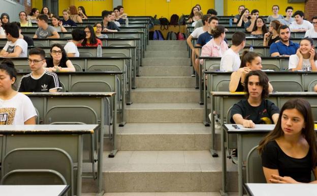 La Junta mantiene la gratuidad de las matrículas universitarias y congelará las tasas