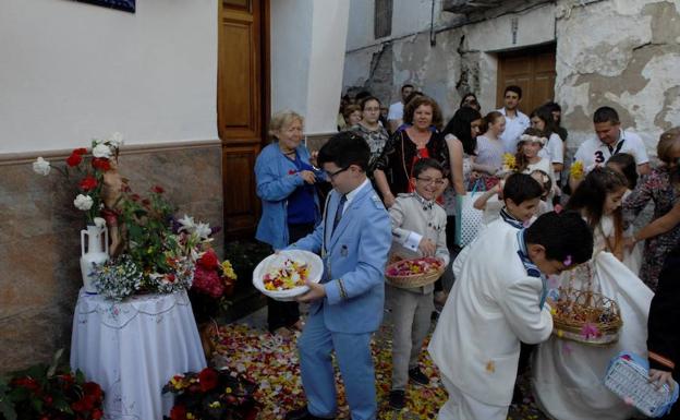 El Corpus Christi muestra toda su belleza y religiosidad en el municipio alpujarreño de Órgiva