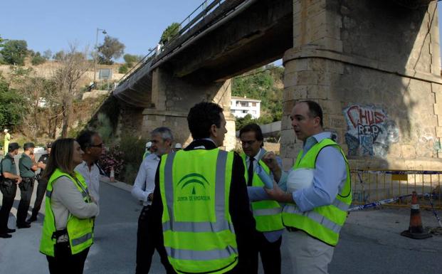 La Junta reparará el puente más transitado de la Alpujarra, que se desprende a pedazos en Órgiva