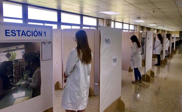 Estudiantes de Atención Farmacéutica de la UGR participan en una Prueba ECOE de simulacro de asistencia clínica