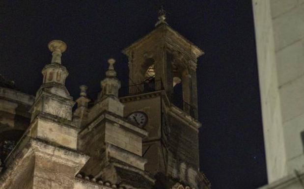 Un fallo en el reloj de la catedral de Granada hace que las campanas repiquen solas durante hora y media