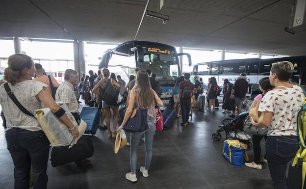 El autobús 'tira' los precios y el avión los mantiene en el primer día de AVE de Granada