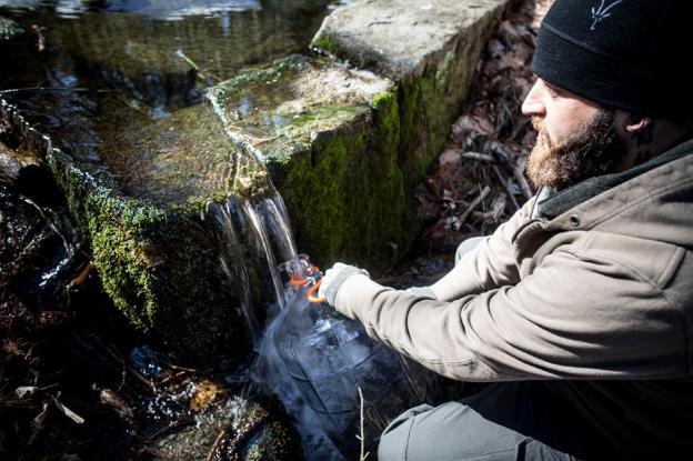 Los expertos alertan sobre el agua de manantial, la moda de las dietas: «Es un foco de enfermedades»