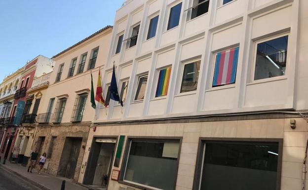 El Instituto Andaluz de la Juventud y el de la Mujer visten sus sedes con las banderas LGTBI