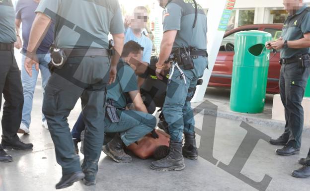Detienen al preso esposado que se había fugado al tirarse de un furgón camino de la cárcel de Albolote
