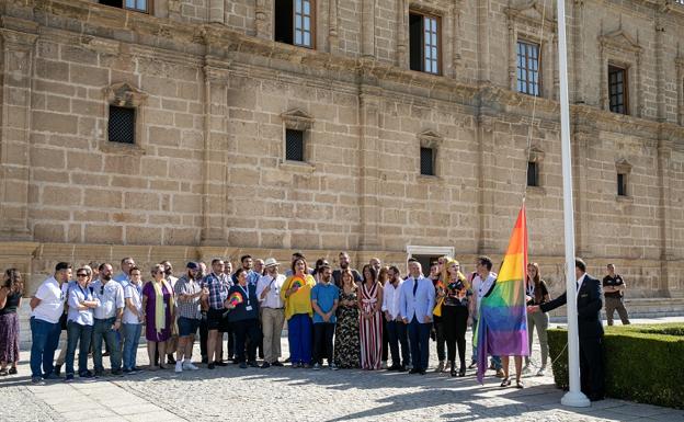 El Parlamento iza la bandera de la diversidad el Día del Orgullo Lgbti con representantes de todos los grupos salvo Vox