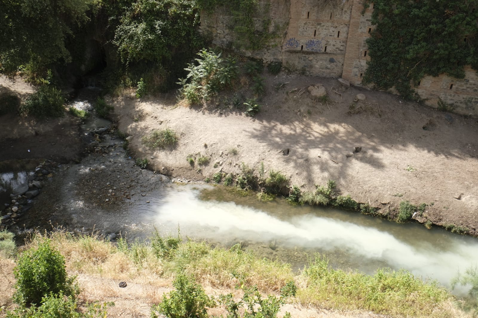 Suciedad en el río Darro en plena ola de calor
