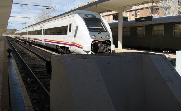 PSOE y PP se suman entre reproches a la marcha por el ferrocarril