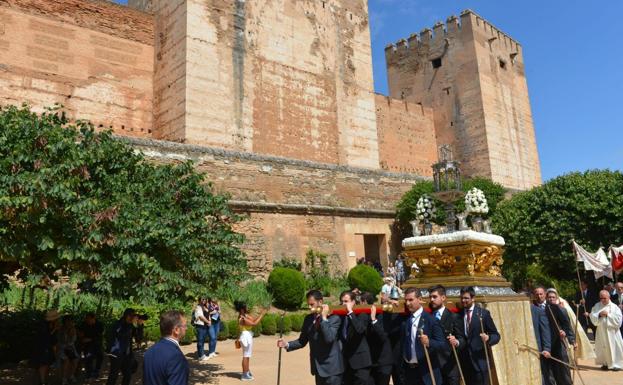 La Alhambra vivió la festividad del Corpus Chico con la procesión de la Custodia