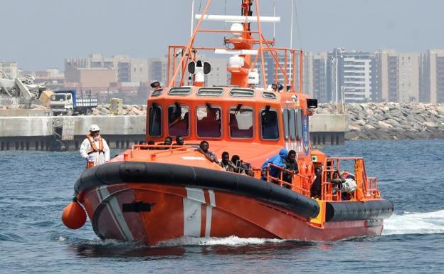 Trasladan a Almería a 57 inmigrantes rescatados de una patera en Alborán