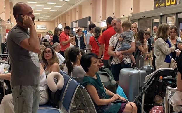 «Nos dejaron tres horas tirados en el aeropuerto de Málaga sin explicaciones»