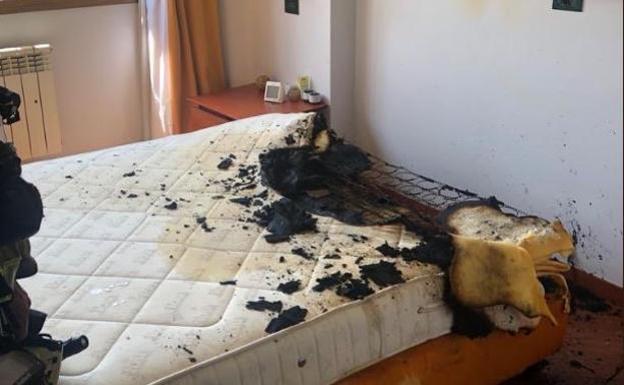 Un cargador de móvil sobre una cama provoca un incendio en un piso y obliga a intervenir a los bomberos