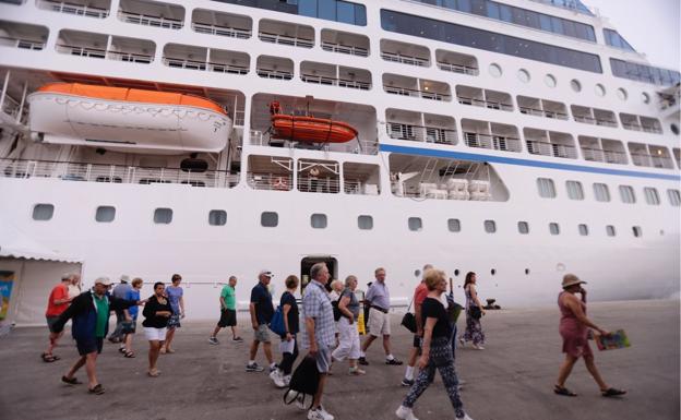 Atraca por primera vez en Motril el crucero de lujo 'Sirena': billetes a 12.700 euros por pasajero