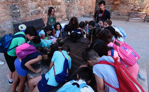Los niños disfrutan del 'Verano en la Alhambra' con talleres y visitas guiadas