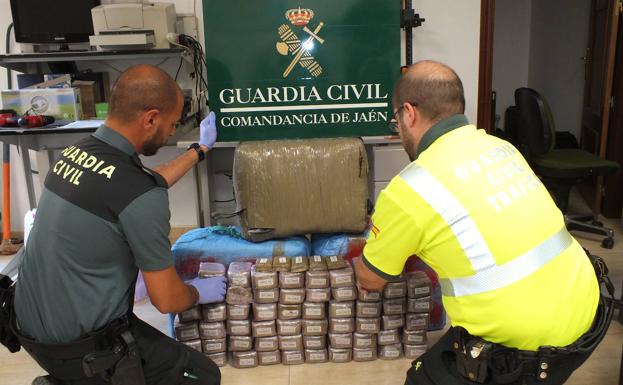 La Guardia Civil detiene en Bailén a dos personas y se incauta 120 kilos de hachís