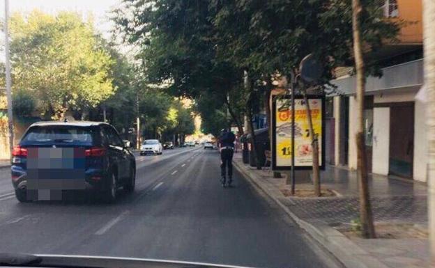 La Policía Local de Jaén recuerda que patinar por la calzada está prohibido y es peligroso