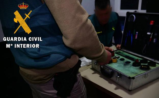 Un encapuchado amenaza con un cuchillo a su víctima en Níjar para robarle