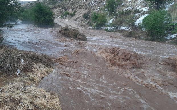 Ocho mil cabezas de ganado aisladas por una fuerte tormenta en Santiago Pontones