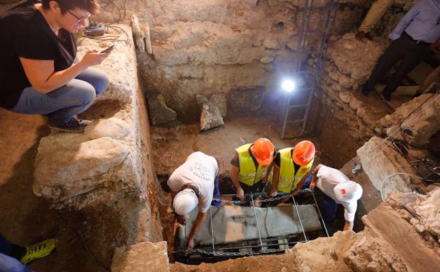 Los expertos abren el sarcófago romano hallado en Granada
