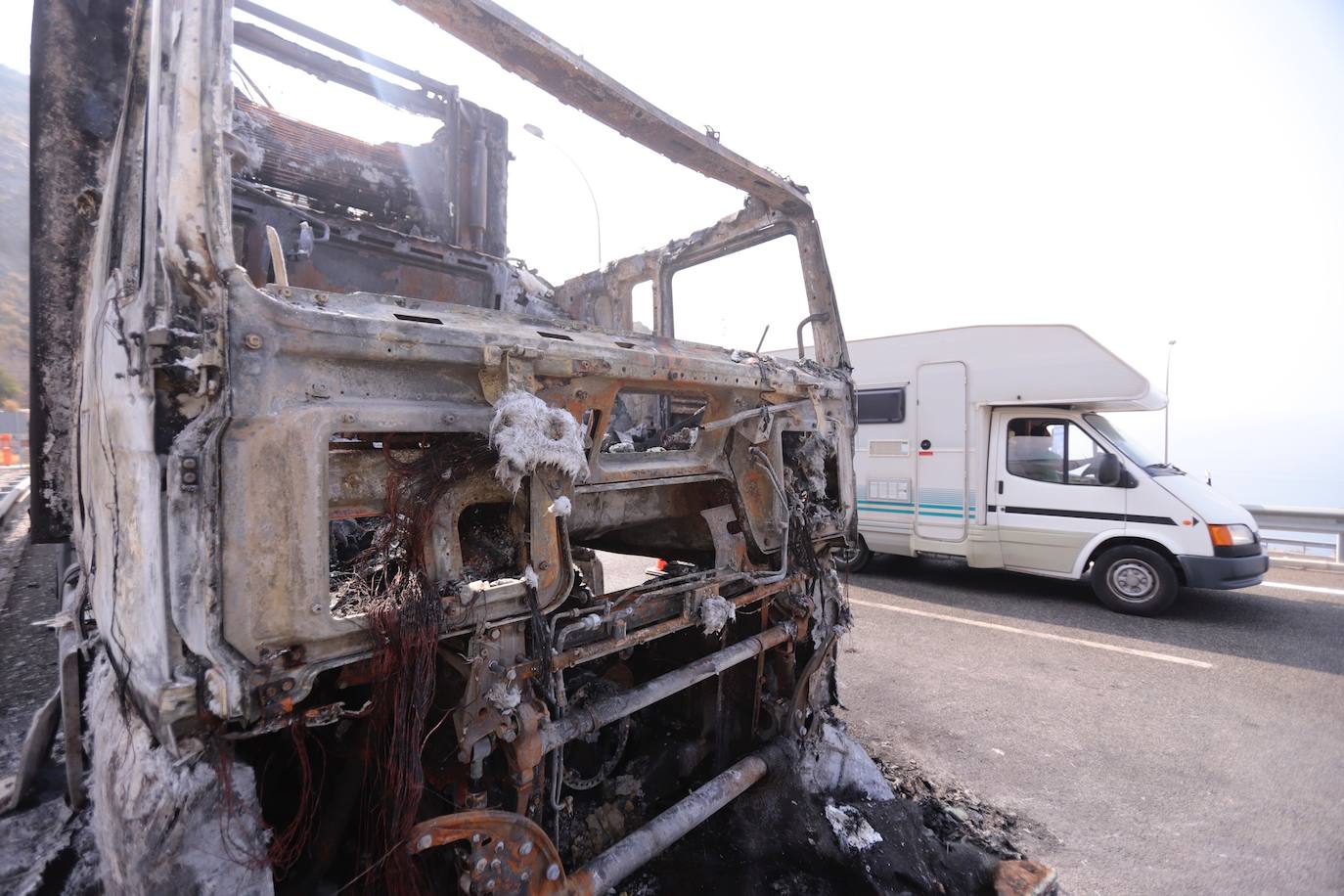 Así ha quedado el camión de sandías incendiado en la A-7 en Granada