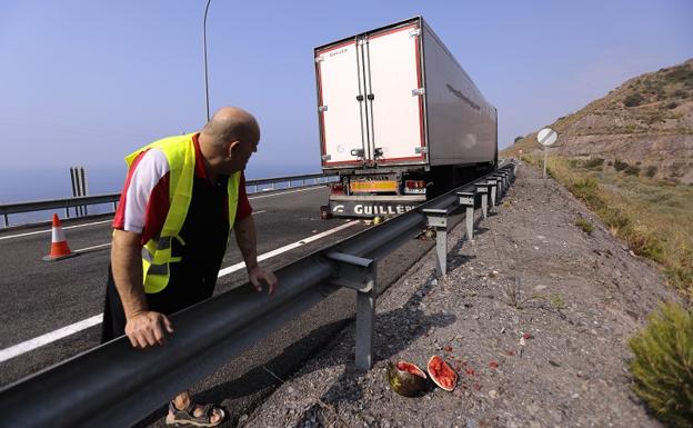 El incendio de un camión de sandías corta un carril de la A-7 más de un día