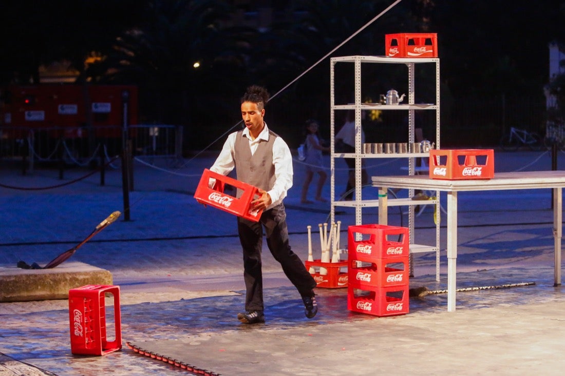 Malabares y acrobacias del atlas llenan el FEX