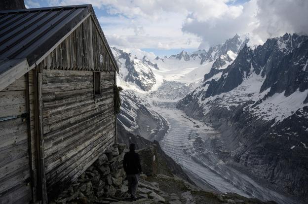 La guardesa del glaciar que recibe a los montañeros con su bebé