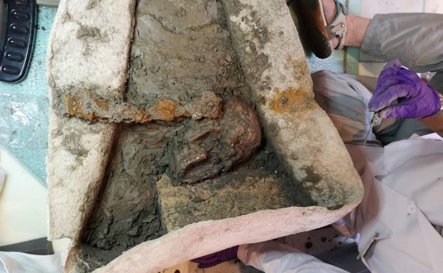 Los arqueólogos trabajarán durante al menos una semana más en el sarcófago romano