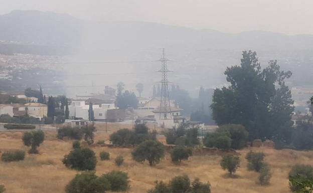 Dan por extinguido el incendio declarado junto a la carretera en Huétor Vega
