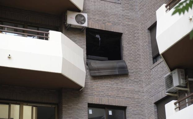 Los Bomberos sofocan un fuego en una vivienda de Camino de Ronda