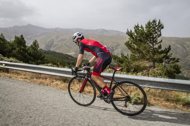 El viento 'recorta' la marcha al Veleta