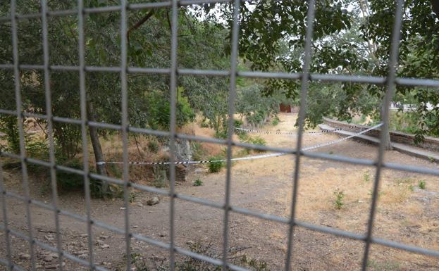 Colocan vallas para evitar el paso de 'okupas' al Carmen del Granaíllo, donde murió un indigente