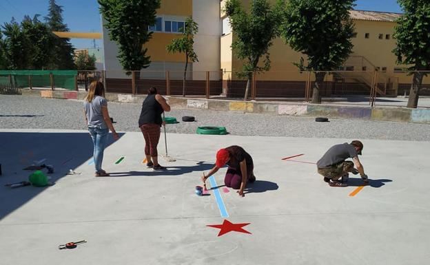 Los niños de Cúllar Vega podrán jugar a juegos tradicionales en los patios de sus colegios gracias a sus padres