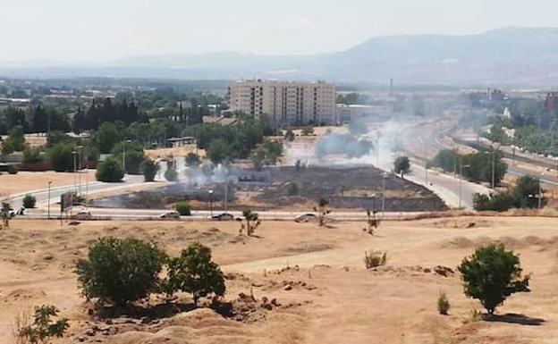 Los Bomberos sofocan un incendio junto a las vías del AVE en Granada