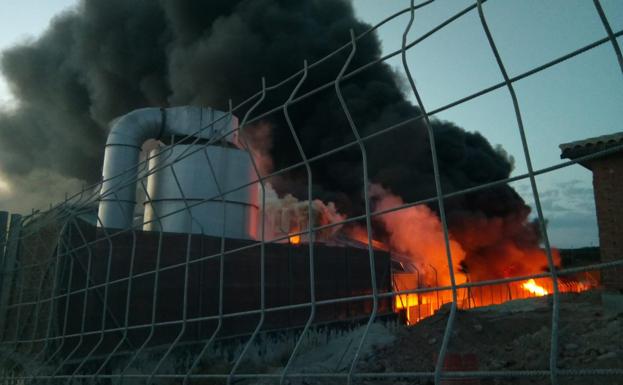 Un incendio en Ibros destruye buena parte de la planta provincial de reciclaje