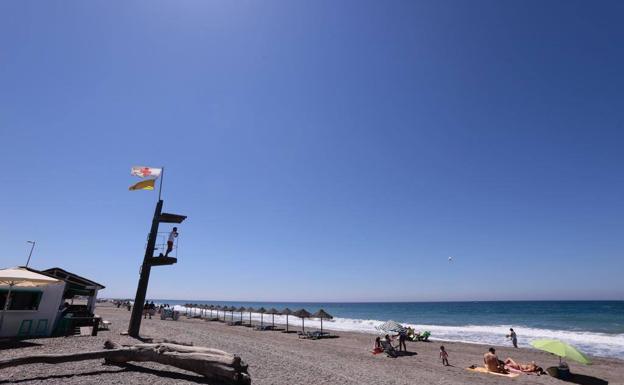 El temporal da un respiro a los bañistas y se impone la bandera amarilla en la Costa Tropical